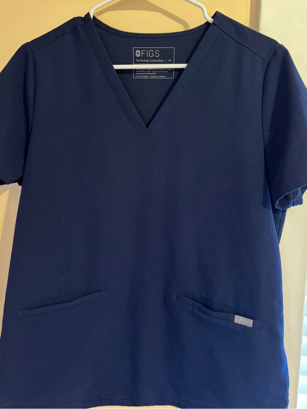 FIGS Women’s V-Neck Scrub Top - Navy Size M